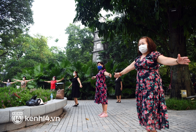 Người Hà Nội hồ hởi đổ ra đường tập thể dục từ sáng sớm, trường đua xe đạp quanh hồ Gươm lại trở nên rộn ràng - Ảnh 12. Người Hà Nội hồ hởi đổ ra đường tập thể dục từ sáng sớm, trường đua xe đạp quanh hồ Gươm lại trở nên rộn ràng - Ảnh 12.
