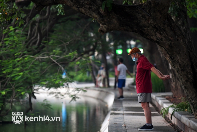 Người Hà Nội hồ hởi đổ ra đường tập thể dục từ sáng sớm, trường đua xe đạp quanh hồ Gươm lại trở nên rộn ràng - Ảnh 13. Người Hà Nội hồ hởi đổ ra đường tập thể dục từ sáng sớm, trường đua xe đạp quanh hồ Gươm lại trở nên rộn ràng - Ảnh 13.