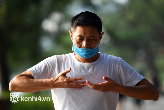 Người Hà Nội hồ hởi đổ ra đường tập thể dục từ sáng sớm, trường đua xe đạp quanh hồ Gươm lại trở nên rộn ràng - Ảnh 15. Người Hà Nội hồ hởi đổ ra đường tập thể dục từ sáng sớm, trường đua xe đạp quanh hồ Gươm lại trở nên rộn ràng - Ảnh 15.