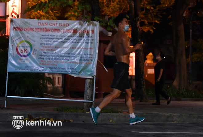 Người Hà Nội hồ hởi đổ ra đường tập thể dục từ sáng sớm, trường đua xe đạp quanh hồ Gươm lại trở nên rộn ràng - Ảnh 3. Người Hà Nội hồ hởi đổ ra đường tập thể dục từ sáng sớm, trường đua xe đạp quanh hồ Gươm lại trở nên rộn ràng - Ảnh 3.