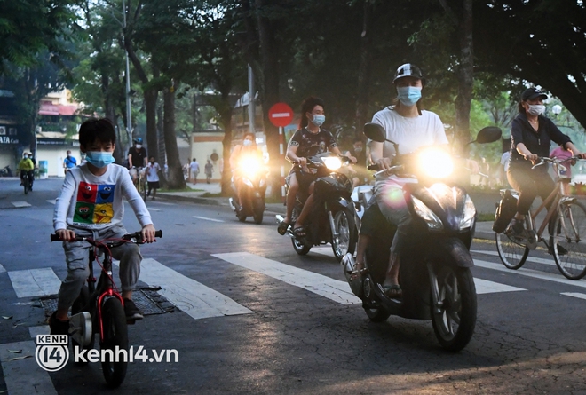 Người Hà Nội hồ hởi đổ ra đường tập thể dục từ sáng sớm, trường đua xe đạp quanh hồ Gươm lại trở nên rộn ràng - Ảnh 6. Người Hà Nội hồ hởi đổ ra đường tập thể dục từ sáng sớm, trường đua xe đạp quanh hồ Gươm lại trở nên rộn ràng - Ảnh 6.