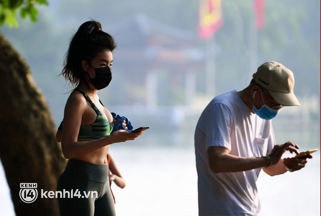 Người Hà Nội hồ hởi đổ ra đường tập thể dục từ sáng sớm, trường đua xe đạp quanh hồ Gươm lại trở nên rộn ràng - Ảnh 16. Người Hà Nội hồ hởi đổ ra đường tập thể dục từ sáng sớm, trường đua xe đạp quanh hồ Gươm lại trở nên rộn ràng - Ảnh 16.