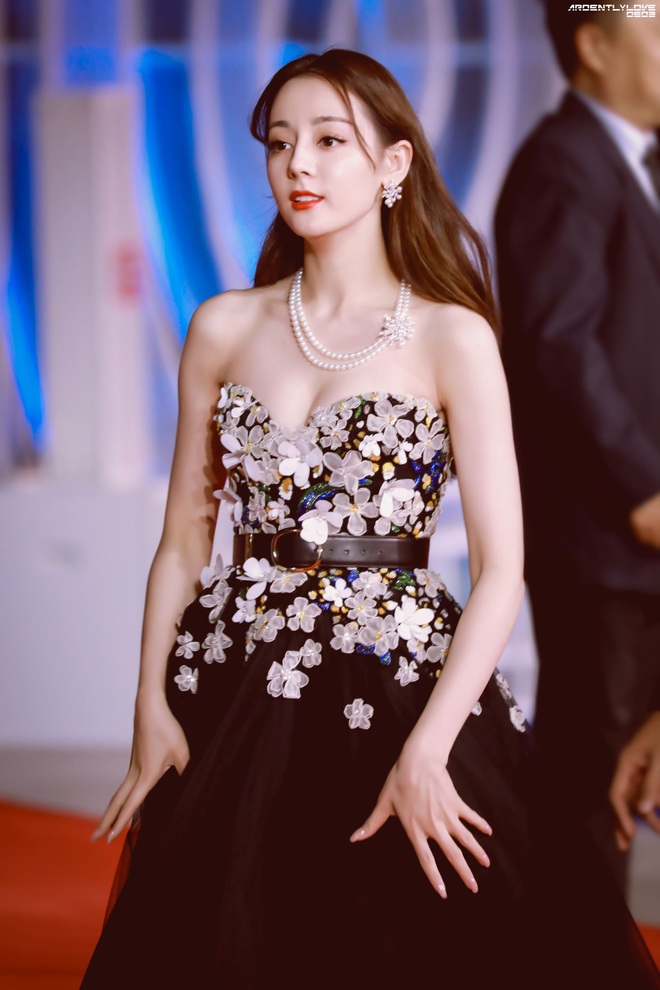 Khung hình huyền thoại Cbiz: Triệu Lệ Dĩnh đọ sắc khốc liệt bên Dương Mịch, ai ngờ bị vòng 1 của Nhiệt Ba chiếm trọn spotlight - Ảnh 4. Khung hình huyền thoại Cbiz: Triệu Lệ Dĩnh đọ sắc khốc liệt bên Dương Mịch, ai ngờ bị vòng 1 của Nhiệt Ba chiếm trọn spotlight - Ảnh 4.