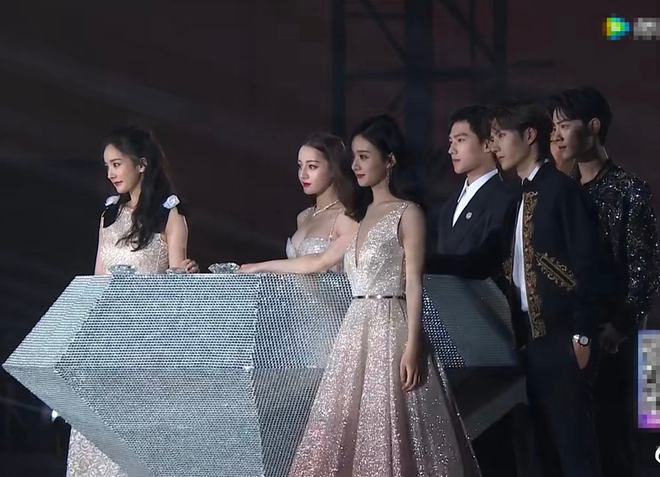 Khung hình huyền thoại Cbiz: Triệu Lệ Dĩnh đọ sắc khốc liệt bên Dương Mịch, ai ngờ bị vòng 1 của Nhiệt Ba chiếm trọn spotlight - Ảnh 2. Khung hình huyền thoại Cbiz: Triệu Lệ Dĩnh đọ sắc khốc liệt bên Dương Mịch, ai ngờ bị vòng 1 của Nhiệt Ba chiếm trọn spotlight - Ảnh 2.