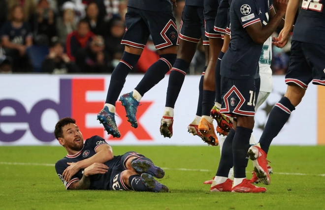 Neymar cười đau ruột vì Messi phải nằm bò dưới sân làm hàng rào tới 2 lần - Ảnh 3.