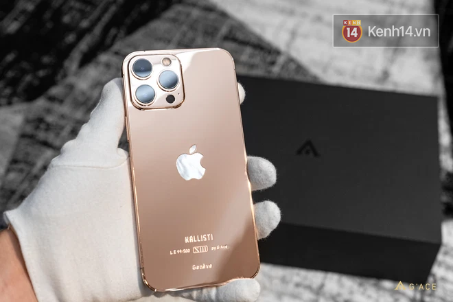 iPhone 13 Pro Max mạ vàng: Hãy chiêm ngưỡng chiếc iPhone 13 Pro Max được trang trí bằng lớp mạ vàng sang trọng. Với thiết kế đẹp mắt và hiệu suất xử lý ấn tượng, chiếc điện thoại này sẽ là một món đồ trang sức đẳng cấp và cá tính cho bạn! Hãy nhấn vào hình ảnh để đặt mua sản phẩm ngay hôm nay.