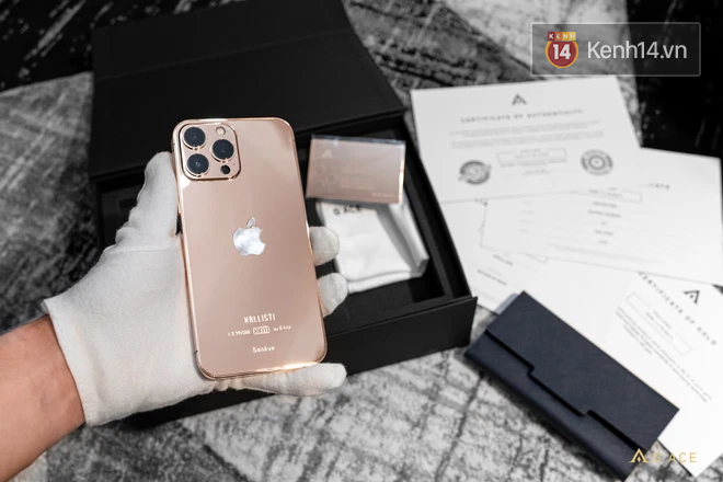 iPhone 13 Pro Max mạ vàng không chỉ là chiếc điện thoại thông minh thông thường, nó còn là một tác phẩm nghệ thuật được cải tiến vượt bậc. Bên cạnh việc sở hữu các tính năng cao cấp, lớp phủ mạ vàng sang trọng và độc đáo đã tạo nên nét đẹp riêng biệt cho chiếc điện thoại này. Hãy xem những hình ảnh sản phẩm để cảm nhận rõ hơn về sự độc đáo và đẳng cấp của iPhone 13 Pro Max mạ vàng.