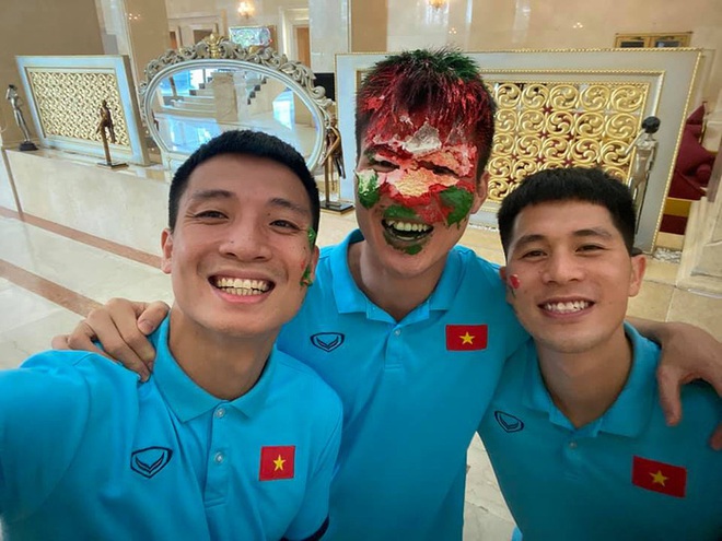 Duy Mạnh h&oacute;a ch&uacute; hề trong ng&agrave;y sinh nhật v&igrave; bị đồng đội &uacute;p sọt - Ảnh 2.