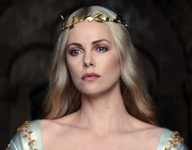 Đố ai nhận ra nữ hoàng sắc đẹp Charlize Theron phá hủy nhan sắc, hóa sát nhân có thật: Gớm ghiếc, giống nguyên mẫu đến lạnh gáy! - Ảnh 1.