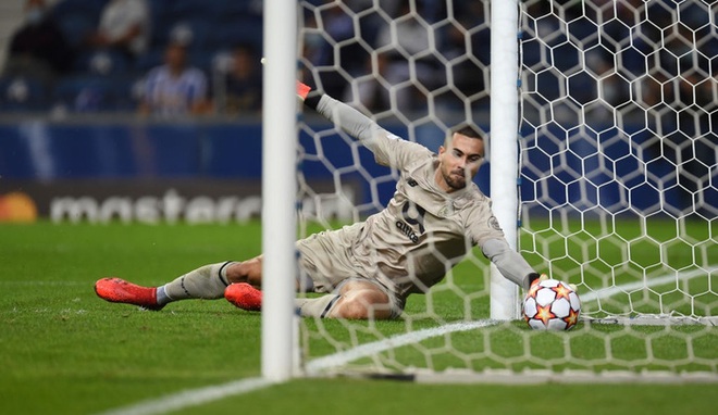 Pha ghi bàn hài hước nhất Champions League đêm qua: Thủ môn lạch bạch đuổi bóng như lùa vịt trong vô vọng - Ảnh 3.