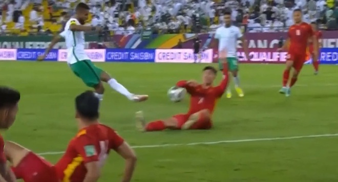 Trọng t&agrave;i đ&atilde; qu&aacute; nặng tay khi thổi phạt penalty ĐTQG Việt Nam v&agrave; truất quyền thi đấu Duy Mạnh? - Ảnh 2.