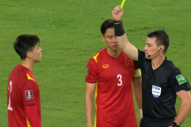CĐV Saudi Arabia n&eacute;m chai nước xuống s&acirc;n phản ứng khi Văn Thanh bị phạt thẻ v&agrave;ng v&igrave; lỗi c&acirc;u giờ - Ảnh 2.