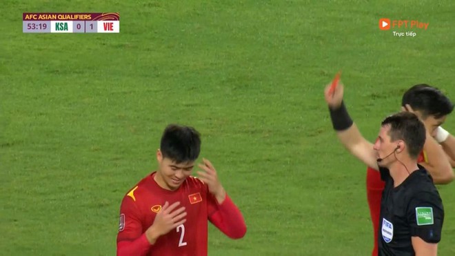 CĐV Saudi Arabia n&eacute;m chai nước xuống s&acirc;n phản ứng khi Văn Thanh bị phạt thẻ v&agrave;ng v&igrave; lỗi c&acirc;u giờ - Ảnh 3.