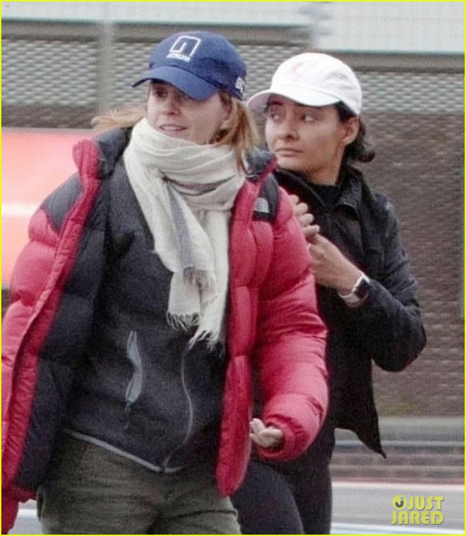 Kh&ocirc;ng nhận ra Hermione Emma Watson ng&agrave;y n&agrave;o: Đi phi cơ ri&ecirc;ng nhưng ngoại h&igrave;nh gi&agrave; xọm k&eacute;m sắc đến ngỡ ng&agrave;ng - Ảnh 5.