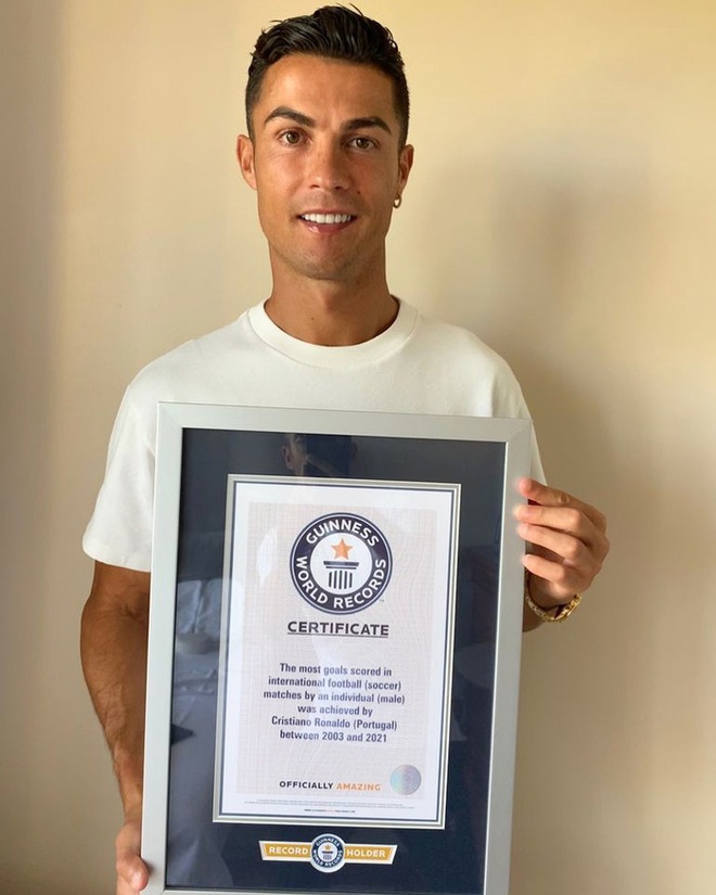 Ronaldo được trao giấy chứng nhận kỷ lục Guinness - Ảnh 1.