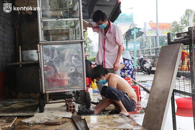 Buổi chiều như 30 Tết ở Sài Gòn sau gần 90 ngày giãn cách: Người dọn dẹp nhà cửa, người dắt xe đi sửa, ai cũng háo hức đợi ngày mai "nới lỏng" - Ảnh 7.