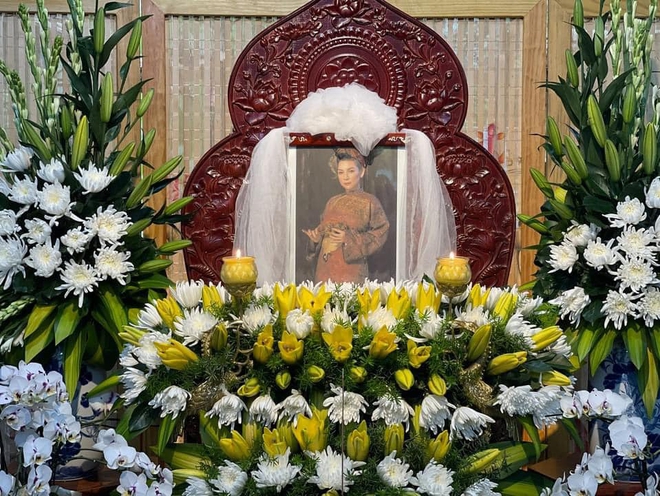 Xúc động hình ảnh bàn thờ cố ca sĩ Phi Nhung và ý nghĩa phía sau vòng hoa tiễn biệt của khán giả Tiền Giang - Ảnh 2.