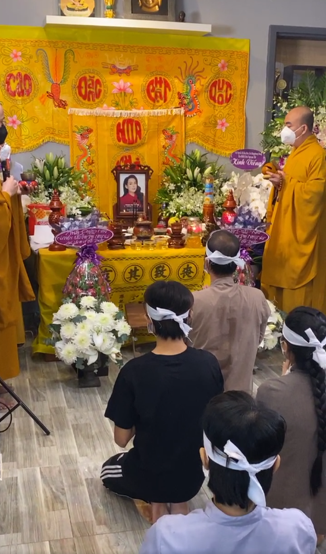 Hồ Văn Cường đeo khăn tang, lộ diện buồn bã trong tang lễ NS Phi Nhung, mẹ ruột nam ca sĩ cũng có mặt - Ảnh 5.