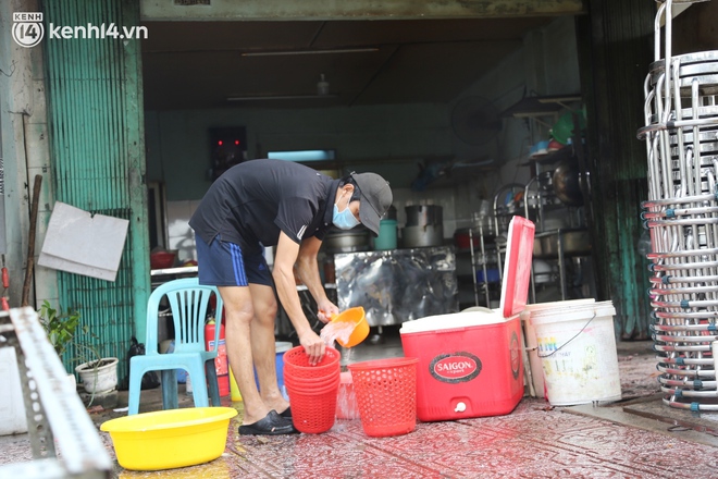 Buổi chiều như 30 Tết ở Sài Gòn sau gần 90 ngày giãn cách: Người dọn dẹp nhà cửa, người dắt xe đi sửa, ai cũng háo hức đợi ngày mai "nới lỏng" - Ảnh 9.