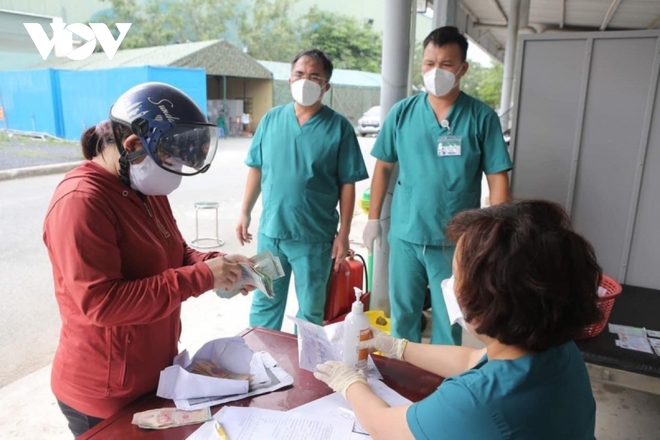 TP.HCM trao trả số tiền lớn cho người thân của bệnh nhân tử vong do COVID-19 - Ảnh 1.