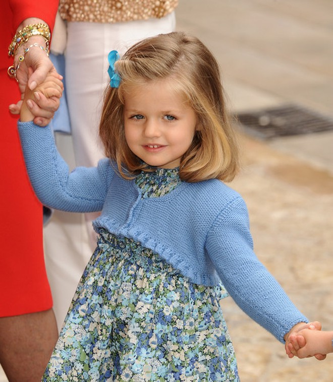Hai công chúa nhỏ của Tây Ban Nha Càng lớn càng xinh style chuẩn lá ngọc  cành vàng