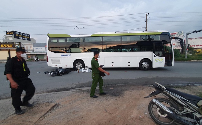 Xe khách chở công nhân đi tiêm vắc xin Covid-19 tông tử vong người đi xe máy - Ảnh 1.