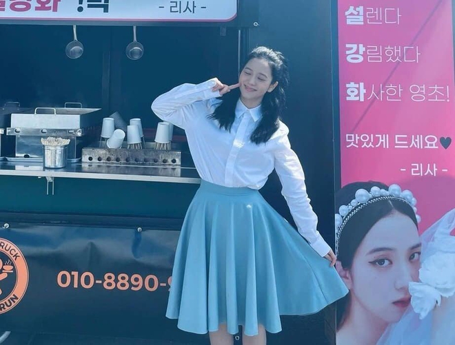 Lộ ảnh hiếm của Jisoo (BLACKPINK) ở hậu trường Snowdrop: T&oacute;c tai rũ rượi, makeup nhạt nh&ograve;a vẫn xinh xỉu - Ảnh 2.