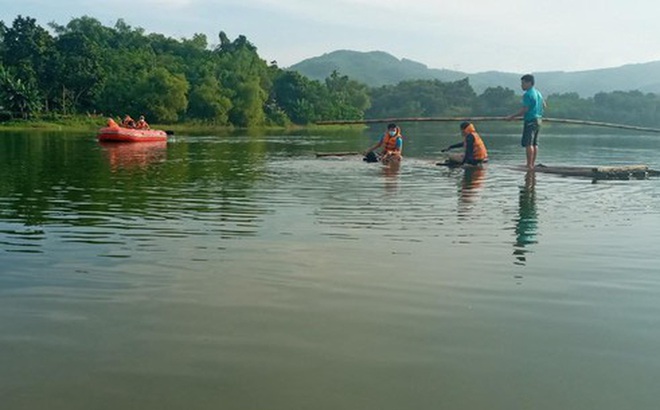 Lật nhà bè ở Thanh Hoá, 7 người bơi được vào bờ, 2 người đuối nước - Ảnh 1.