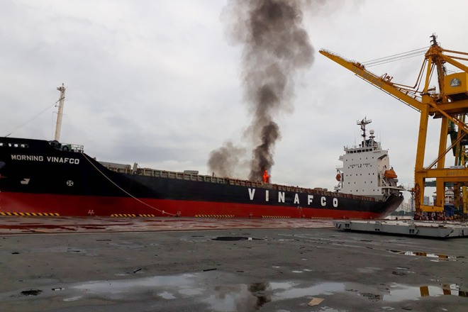 TP.HCM: Tàu hàng neo đậu tại cảng Bến Nghé bất ngờ bốc cháy dữ dội - Ảnh 1.