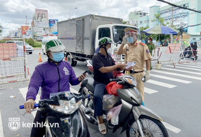 TP.HCM bác thông tin “người tiêm 2 mũi vaccine sẽ được ra đường, hoạt động” - Ảnh 1.