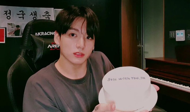 Knet chỉ trích Big Hit coi BTS là công cụ kiếm tiền sau sinh nhật Jungkook, đến outfit đi diễn nhìn cũng thấy ghê - Ảnh 3.