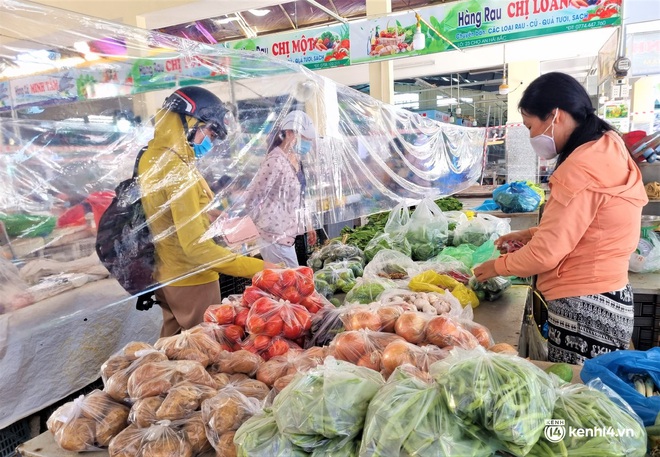 Hình ảnh Đà Nẵng ngày đầu chuyển trạng thái chống dịch mới sau 3 tuần thực hiện “ai ở đâu ở yên đó” - Ảnh 14.