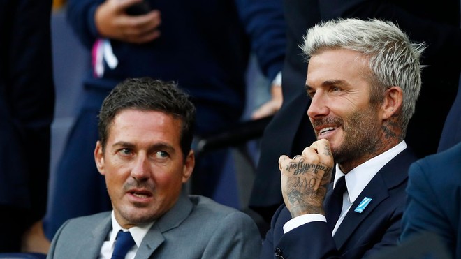 David Beckham gây náo loạn cả sân bóng: Soái đến mức bất chấp nếp nhăn, cười một cái mà dân tình muốn xỉu ngang - Ảnh 2.