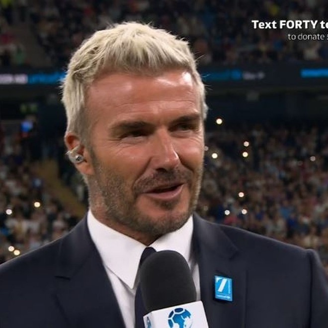 David Beckham gây náo loạn cả sân bóng: Soái đến mức bất chấp nếp nhăn, cười một cái mà dân tình muốn xỉu ngang - Ảnh 4.