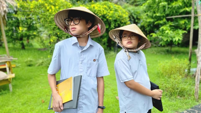 Hai anh em Bi Béo lại có bộ ảnh khai giảng để đời: Biểu cảm ngái ngủ, nhìn xuống chân thì hết hồn! - Ảnh 5.