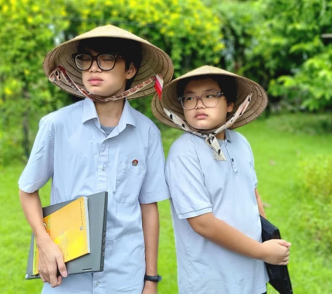 Hai anh em Bi Béo lại có bộ ảnh khai giảng để đời: Biểu cảm ngái ngủ, nhìn xuống chân thì hết hồn! - Ảnh 7.