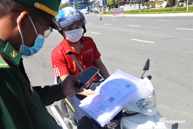 Hình ảnh Đà Nẵng ngày đầu chuyển trạng thái chống dịch mới sau 3 tuần thực hiện “ai ở đâu ở yên đó” - Ảnh 6.