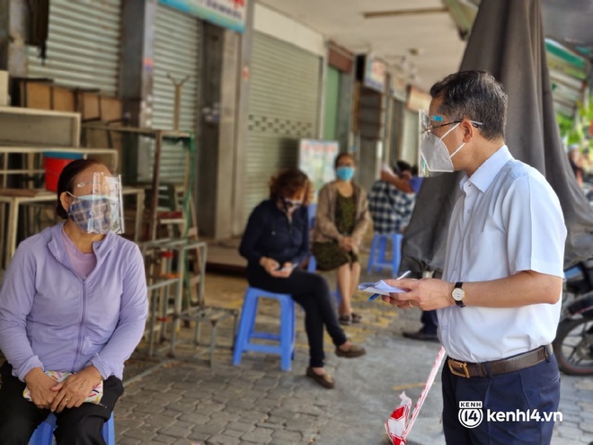 Bí thư Đà Nẵng trực tiếp đến chợ thăm hỏi và khảo sát người dân về các chính sách hỗ trợ - Ảnh 2.