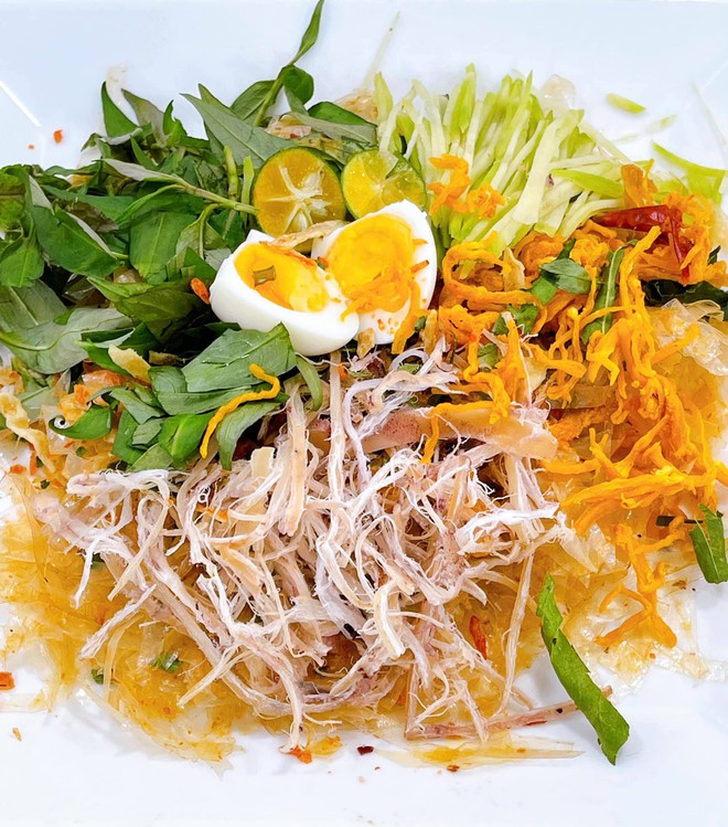 Lý Nhã Kỳ hồn nhiên đăng 2 cái ảnh bánh tráng trộn cũng bị mỉa mai "chỉ biết ăn với khoe", chị đẹp lập tức đáp trả cực căng! - Ảnh 2. Lý Nhã Kỳ hồn nhiên đăng 2 cái ảnh bánh tráng trộn cũng bị mỉa mai "chỉ biết ăn với khoe", chị đẹp lập tức đáp trả cực căng! - Ảnh 2.