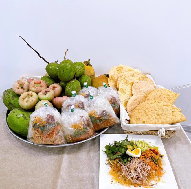 Lý Nhã Kỳ hồn nhiên đăng 2 cái ảnh bánh tráng trộn cũng bị mỉa mai "chỉ biết ăn với khoe", chị đẹp lập tức đáp trả cực căng! - Ảnh 2. Lý Nhã Kỳ hồn nhiên đăng 2 cái ảnh bánh tráng trộn cũng bị mỉa mai "chỉ biết ăn với khoe", chị đẹp lập tức đáp trả cực căng! - Ảnh 2.