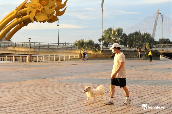 Ảnh: Người dân Đà Nẵng bịt khẩu trang, kính chống giọt bắn hào hứng tập thể dục sau 20 ngày ở yên trong nhà - Ảnh 13.