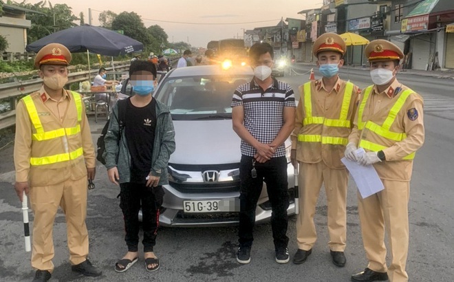 H&agrave; Nội: T&agrave;i xế giấu b&eacute; trai trong cốp xe để th&ocirc;ng chốt kiểm dịch - Ảnh 1.
