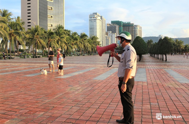 Ảnh: Người dân Đà Nẵng bịt khẩu trang, kính chống giọt bắn hào hứng tập thể dục sau 20 ngày ở yên trong nhà - Ảnh 12.