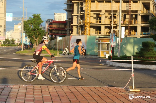 Ảnh: Người dân Đà Nẵng bịt khẩu trang, kính chống giọt bắn hào hứng tập thể dục sau 20 ngày ở yên trong nhà - Ảnh 2.