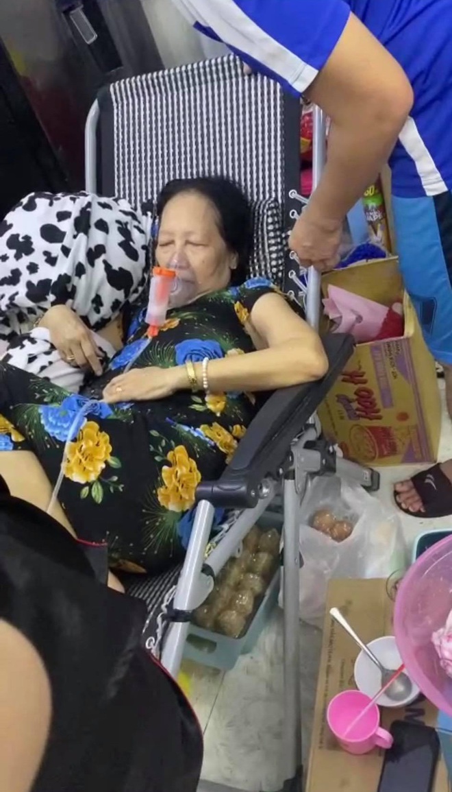 Hành trình giành mẹ từ tay 'tử thần' của gia đình 16 F0 tự điều trị tại nhà: 'Mình ép mẹ uống thuốc, đút từng viên một'