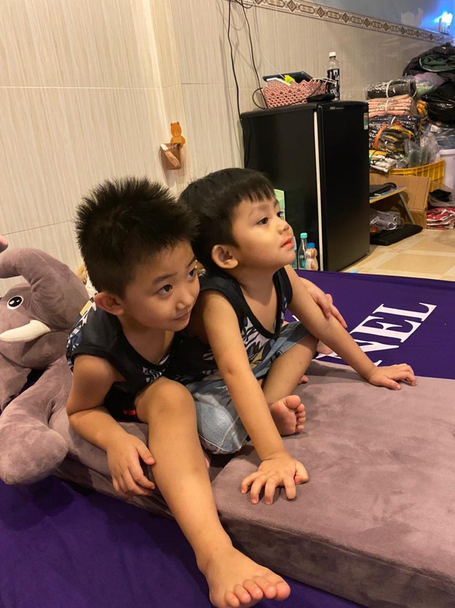 Hành trình giành mẹ từ tay 'tử thần' của gia đình 16 F0 tự điều trị tại nhà: 'Mình ép mẹ uống thuốc, đút từng viên một'