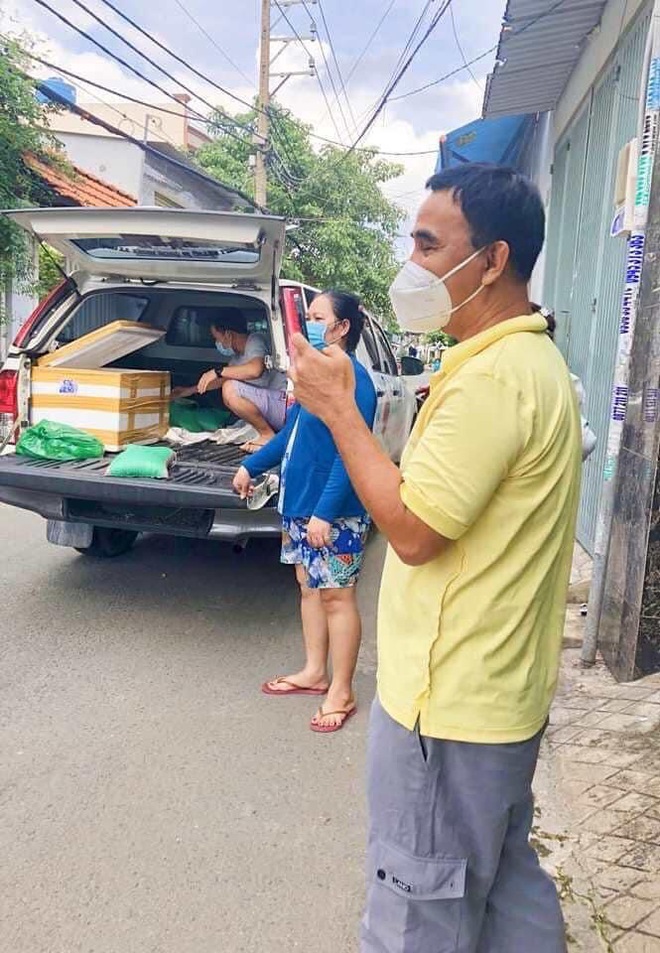 MC Quyền Linh mặc áo trái ra đường, câu chuyện quýnh quáng phía sau gây xúc động mạnh - Ảnh 2.