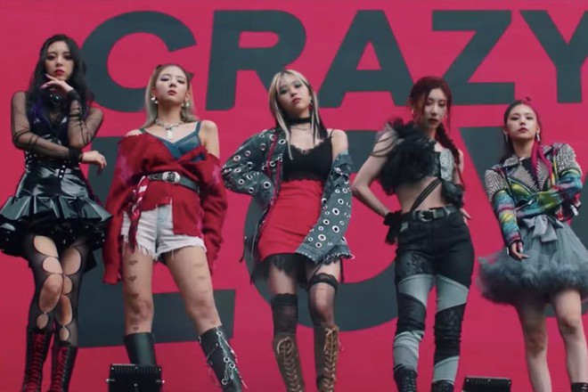 ITZY bị tố học hỏi trang phục nh&oacute;m nữ họ h&agrave;ng xa của TWICE, Knet vừa b&ecirc;nh, vừa khịa concept một m&agrave;u - Ảnh 2.