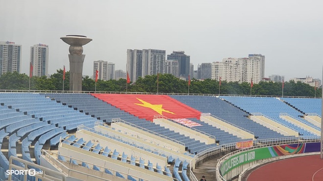 Đại kỳ Việt Nam xuất hiện trên khán đài sân Mỹ Đình trong ngày vắng khán giả - Ảnh 2.