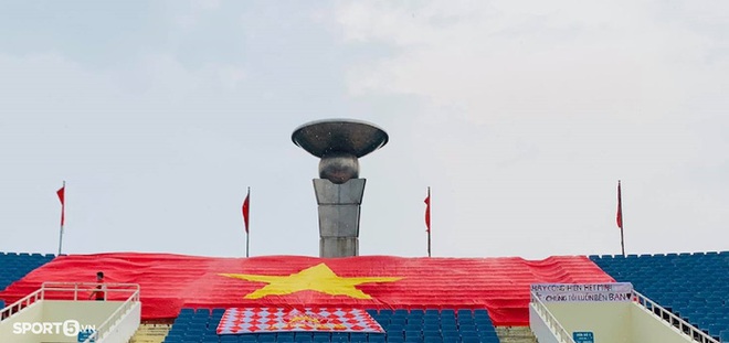 Đại kỳ Việt Nam xuất hiện trên khán đài sân Mỹ Đình trong ngày vắng khán giả - Ảnh 3.